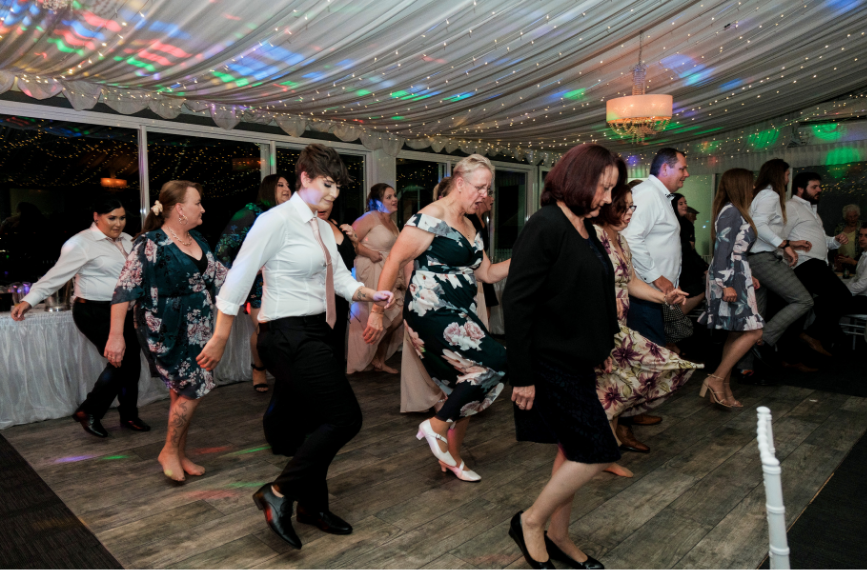 1 photo of guests dancing at panorama house wedding