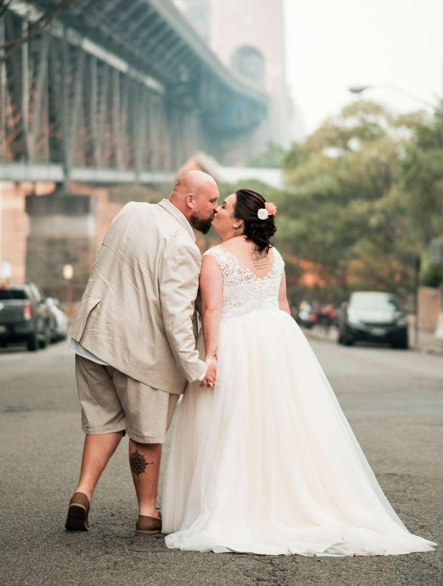 1 bride and groom kissing in front of Sydney Harbour Bridge
