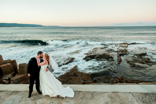 photo of bride and groom near Wollongong Breakwater Lighthouse in Sydney